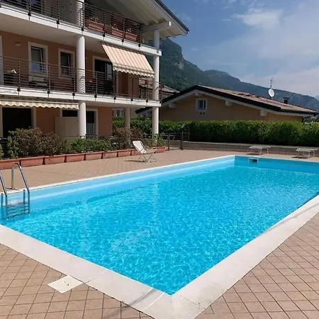 Dama In Tremezzina Lenno